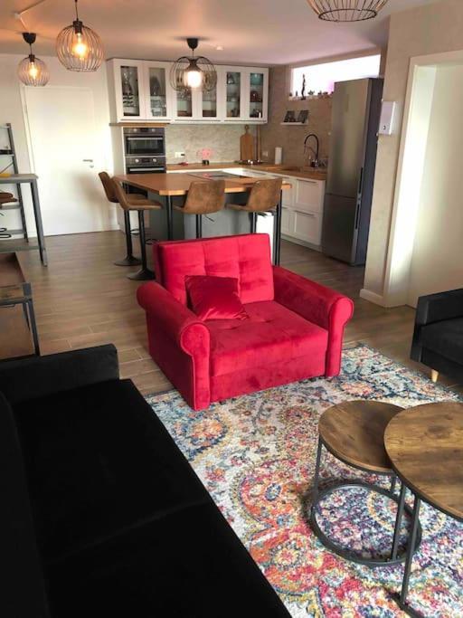 Stylisches Maybach Appartement Mit Terrasse Fuer 5 Personen, 5 Betten, Grosse Kochinsel, Homeoffice Mit 250Mbit Wlan Aidlingen Εξωτερικό φωτογραφία